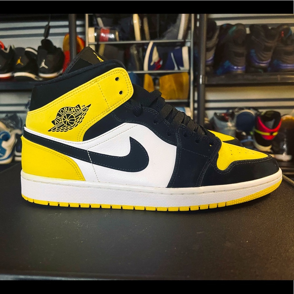 Jordan 1 Mid ‘Yellow Toe’ • Size 11 • 852542-071